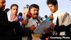 Mohammed Ali al-Houthi (tengah), Kepala Dewan Revolusi pemberontak Houthi berbicara kepada media di Sana'a, Yaman (foto: dok).
