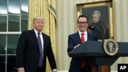 El presidente Donald Turmp sonrió después que el secretario del Tesoro, Steven Mnuchin, prestara juramento ante el vicepresidente Mike Pence, el lunes, 13 de febrero, de 2017, en la Casa Blanca. 