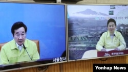 이낙연 국무총리(왼쪽)와 원희룡 제주도지사가 5일 고병원성 조류인플루엔자(AI) 확진 관련 영상회의를 하고 있다.
