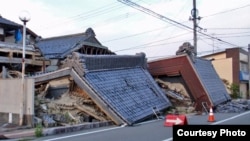 In one district of Minamisoma, which was just recently removed from the nuclear no-go zone, signs of the earthquake and tsunami are still very apparent. (T. Banse/VOA)