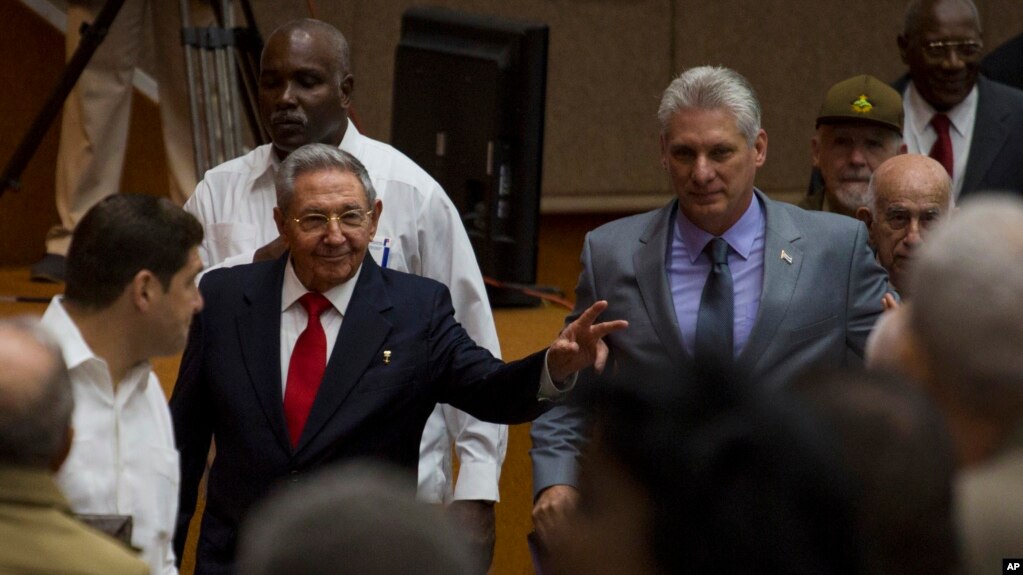 El presidente RaÃºl Castro ingresa a la Asamblea Nacional seguido por su sucesor Miguel DÃ­az-Canel para el inicio de la sesiÃ³n legislativa de dos dÃ­as en La Habana, Cuba, el miÃ©rcoles 18 de abril de 2018.