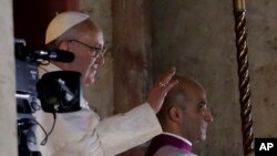 Папа Римский Франциск приветсвует паломников на площади Святого Петра. Ватикан, 13 марта 2013 года