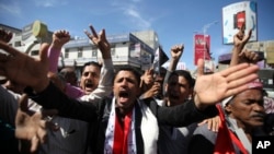 Anti-Houthi protesters shout slogans during a demonstration in the southwestern city of Taiz February 9, 2015.