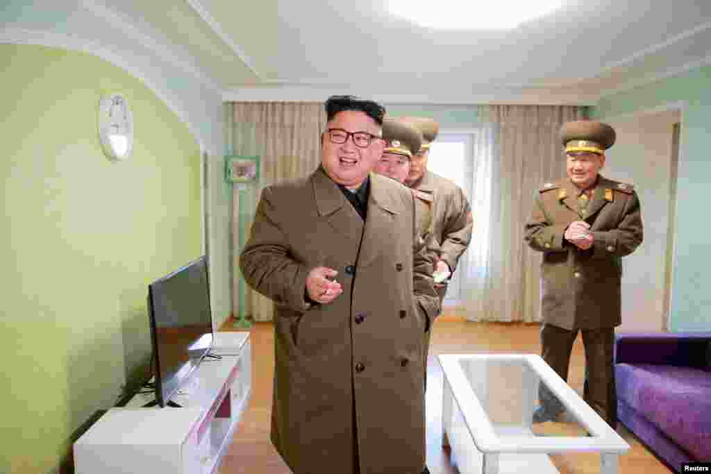 김정은 북한 국무위원장이 평양시내 여명거리에 건설된 아파트 내부를 둘러보고 있다.