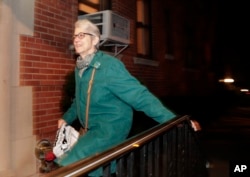 Jessica Leeds, one of the women who accuse Republican presidential candidate Donald Trump of unwanted sexual advances, arrives at her apartment building in New York, Oct. 12, 2016. Leeds alleges that Trump repeatedly groped her on a flight to New York more than 30 years ago.