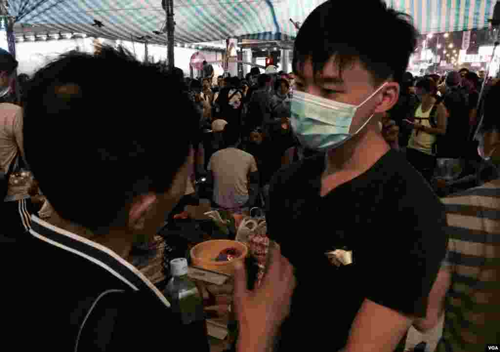 19歲的香港法律系學生李同學(右)表示，很多堅持在旺角留守的學生都是自發，不聽大會指揮(美國之音湯惠芸攝)