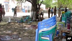 Para petugas keamanan berkumpul di sekitar sebuah restoran pasca ledakan bom bunuh diri di Beledweyne, 339 kilometer sebelah utara Mogadishu, Somalia (19/10).