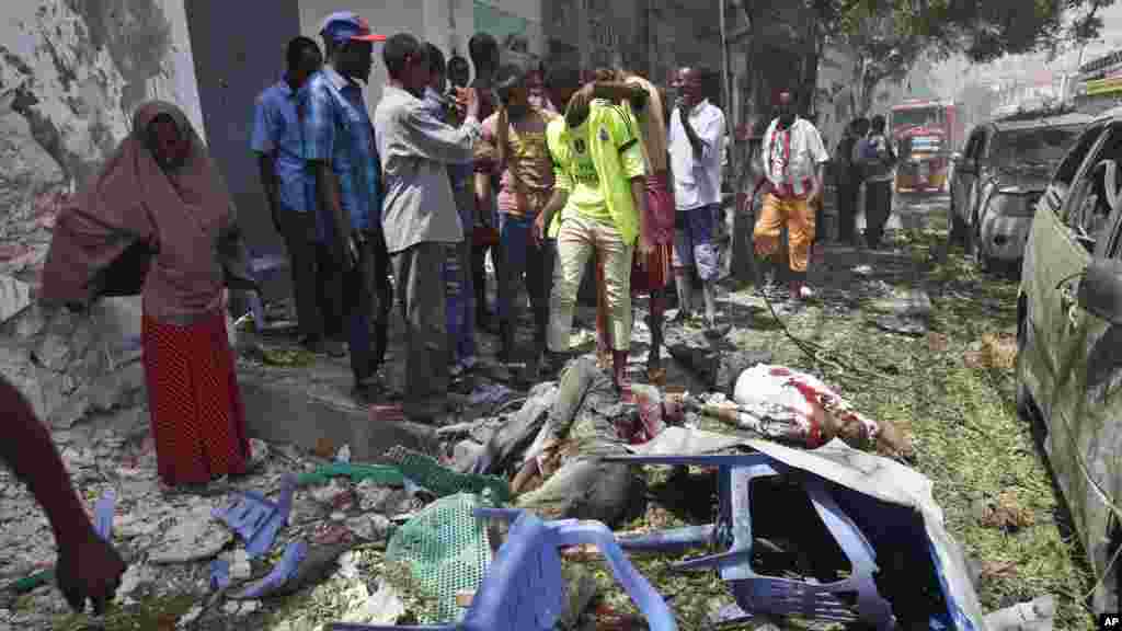 Des cadavres au sol &nbsp;apres l&#39;attaque à Mogadiscio, en Somalie, le 13 mars 2017.