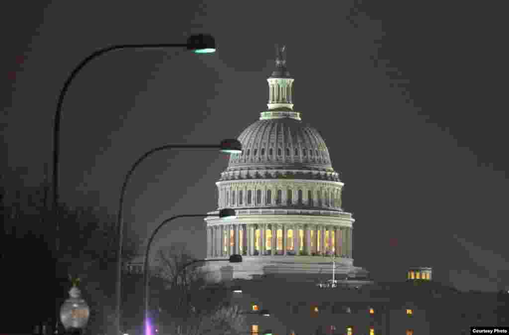 Shielded light directed downward improves visibility of U.S. Capitol at night. (Jim Dougherty, International Dark Sky Association)