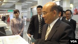 民进党主席苏贞昌等2月3日早在松山机场办理赴日登机手续(美国之音申华拍摄)