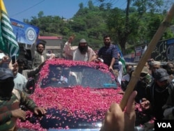 Syed Salahuddin led a protest rally before addressing a press conference in Muzafarabad, capital of Pakistani-controlled Kashmir, July 1, 2017. (VOA photo)