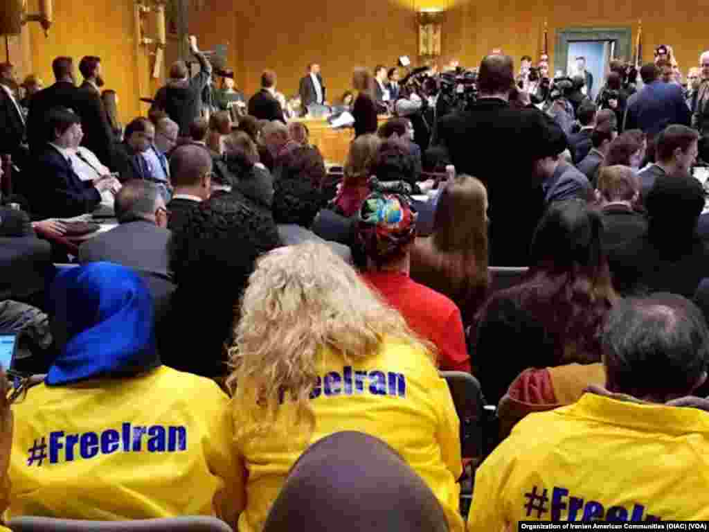 حضور گروهی از ایرانی آمریکایی ها با پیراهنهایی با هشتگ #FreeIran در مراسم بررسی اعتبار نامه گزینه پیشنهادی ترامپ برای وزارت خارجه آمریکا. 