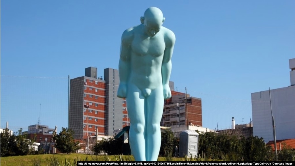 Một bức tượng "Greeting man" của Hàn Quốc được đặt tại Plaza República de Coreain, ở Montevideo, Uruguay, tháng 10/2012. Thị trưởng thành phố Namyangju đã ngỏ lời tặng thành phố Huế một món quà tương tự. (From http://blog.naver.com)