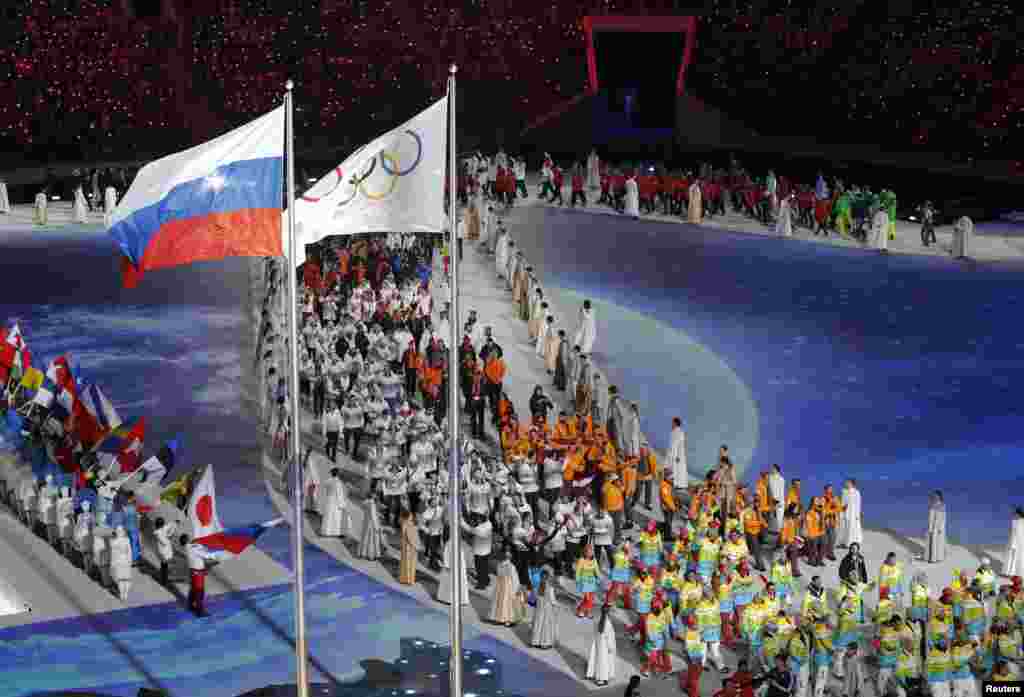 Atletas participantes desfilan en el cierre de las Olimpiadas.