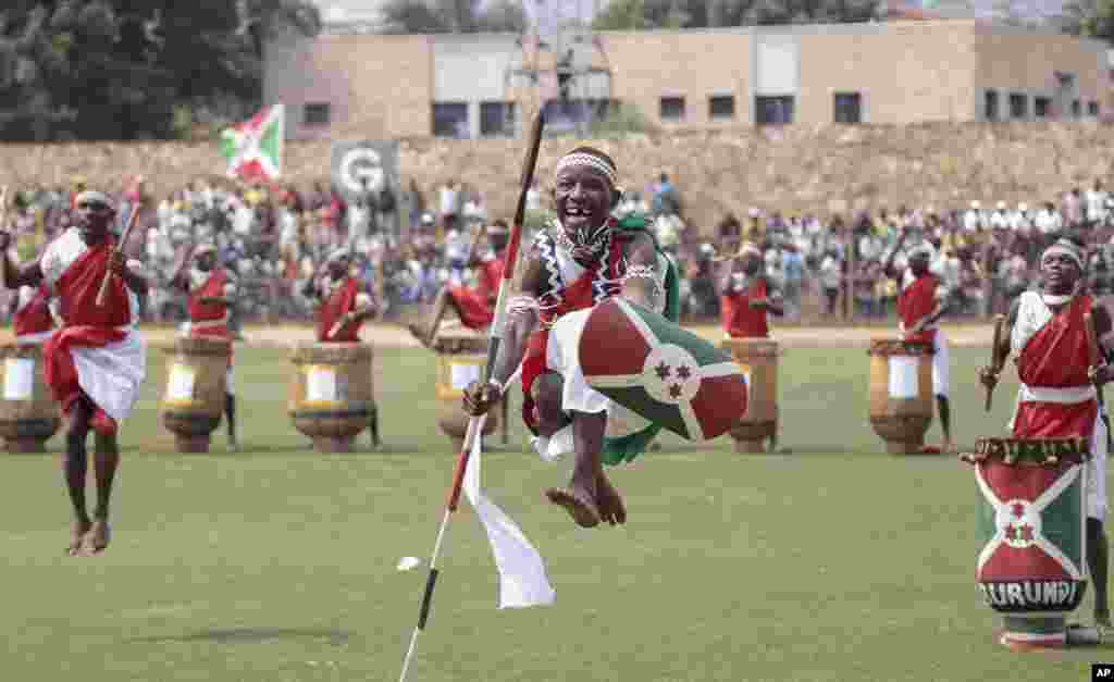 Danças tribais divertem burundeses em Bujumbura&nbsp;em comemoração do quinquagésimo-terceiro Dia da Independência do país. &nbsp;