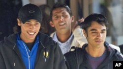 Pakistan cricketers Mohammad Aamer, (L) Mohammad Asif (Back C) and captain Salman Butt (R) leave the team hotel in Taunton, in southwest England, 1 Sept. 2010