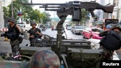 Thai soldiers take their positions in the middle of a main intersection in Bangkok's shopping district May 20, 2014. Thailand's army declared martial law on Tuesday to restore order after six months of anti-government protests which have left the country 