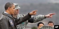 지난 2012년 3월 판문점을 방문한 바락 오바마 미국 대통령(왼쪽)이 북한 지역을 바라보고 있다. 오른쪽은 유엔군 사령부 경비대대장 에드 테일러 미군 중령.