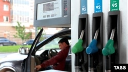 MOSCOW, RUSSIA - MAY 23, 2018: Fuelling a car at a Lukoil petrol station in Moscow. Sergei Fadeichev/TASS