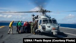 Un hélicoptère sur le porte-avion USS George Washington lors des opérations de soutien aux Philippines, suite au passage du typhon Haiyan/Yolanda. (U.S. Navy photo by Mass Communication Specialist 3rd Class Paolo Bayas/Released) 