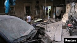 Nhân viên y tế kiểm tra những thiệt hại bên ngoài một bệnh viện một cuộc tấn công tại khu vực al-Maadi của quân phiến loạn của Aleppo, Syria, ngày 28 tháng 09 năm 2016.
