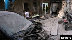 Hiện trường đổ nát bên ngoài một bệnh viện sau cuộc không kích vào khu dân cư al-Maadi do phiến quân kiểm soát ở Aleppo, Syria, ngày 28 tháng 9 năm 2016. 