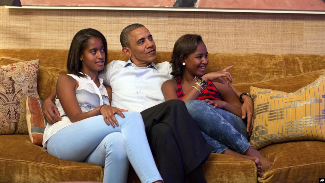 Presiden AS Barack Obama bersama puterinya Malia dan Sasha (foto: dok).