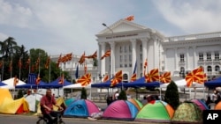 Những người ủng hộ phe đối lập dựng lều trước toà nhà chính phủ trong thủ đô Skopje, Macedonia, 19/5/15