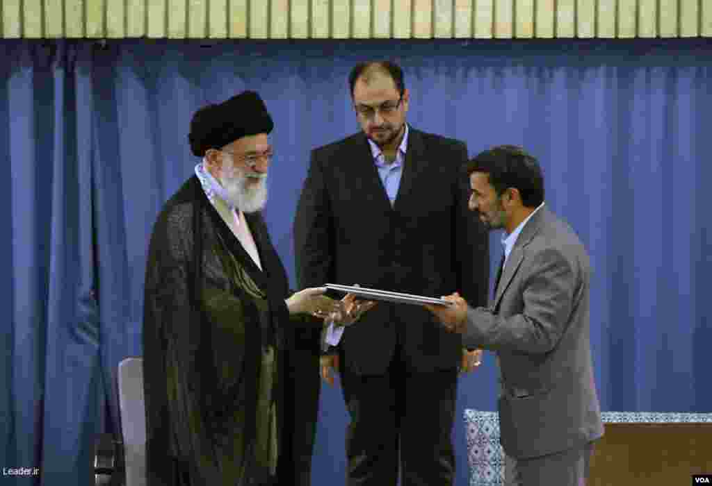 دومین مراسم تنفیذ ریاست جمهوری محمود احمدی نژاد در ١٢ مرداد ١٣٨٨ در حالی در فضایی امنیتی برگزار شد که ایران شاهد اعتراضات گسترده و کم سابقه معترضان به اعلام نتایج انتخابات بود. میر حسین موسوی و مهدی کروبی دو نامزد انتخابات تن به پذیرش نتایج انتخابات دوره دهم ریاست جمهوری نداده اند و تاکنون در حبس خانگی به‌سرمی‌برند.