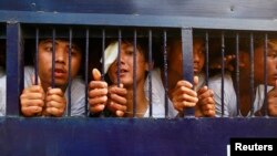 Para aktivis mahasiswa yang ditahan dibawa dengan kendaraan menuju pengadilan Letpadan, Rabu (25/3).