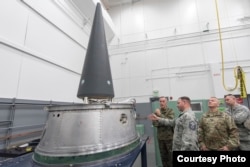 美軍高級官員2016年11月2日參觀洲際核導彈運載裝備 （美國軍方照片）