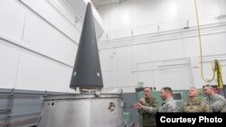 美军高级官员2016年11月2日参观洲际核导弹运载装备 （美国军方照片）