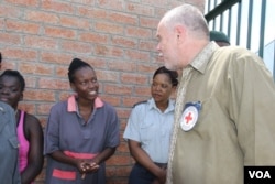 Thomas Merkelbach, the head the International Committee of the Red Cross in Zimbabwe, talks with some of the inmates at Mlondolozi Prison, about 500 km southwest of Harare, March 2017. (S. Mhofu/VOA)