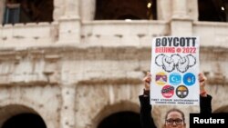 Un manifestante durante la reciente cumbre del G20 en Roma porta un cartel que pide boicot a los Juegos Olímpicos de Invierno de febrero próximo. 