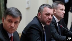 Chapdan - Ukraina Ichki ishlar vaziri Arsen Avakov, muvaqqat bosh prokuror Olex Maxnitskiy, Xavfsizlik xizmati rahbari Valentin Nalivaychenko Kiyevda matbuot anjumanida. 3-aprel, 2014-yil.