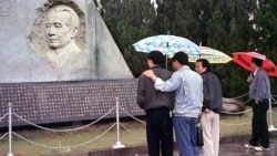 资料照：在胡耀邦逝世10周年前夕，人们聚集在中国江西省共青城的胡耀邦墓前（1999年4月14日）