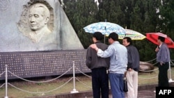 在胡耀邦逝世10週年前夕，大眾聚集在中國江西省共青城的胡耀邦墓前（1999年4月14日）
