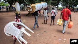 Congolese migrants cross the Chissanda border post in Dundo in the northern Lunda province, Angola, Oct. 20, 2018.