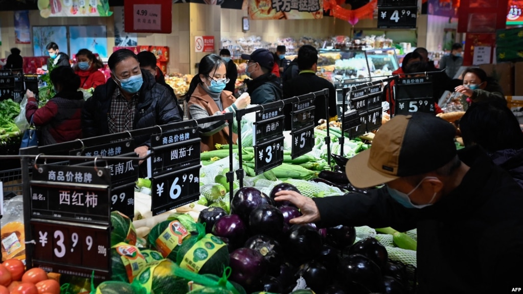 北京居民在一家超市挑选蔬菜。（2021年2月10日）(photo:VOA)