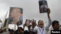 Anti-government protesters march during a rally in central Bangkok, Jan. 17, 2014. 