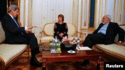 U.S. Secretary of State John Kerry (L), Iranian Foreign Minister Javad Zarif (R) and EU envoy Catherine Ashton pose for photographers before a meeting in Vienna, Nov. 22, 2014. 