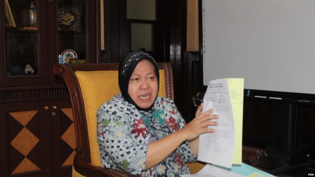Walikota Surabaya Tri Rismaharini menunjukkan berkas warga dan pekerja lokalisasi Dolly yang bersedia mengikuti skema rehabilitasi dari Pemerintah Kota (Foto: VOA/Petrus)