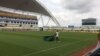 Dernier passage de tondeuse avant le coup d'envoi de la CAN 2017 au stade de l’Amitié à Libreville, Gabon, 14 janvier 2017. (VOA/Timothée Donangamye).