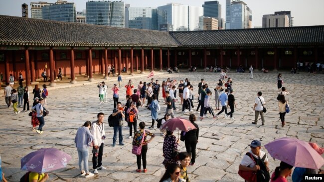 中国游客在游览韩国首尔市中心的景福宫。（2016年10月5日）
