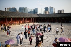 지난 2016년 서울 종로구 경복궁에서 중국인 단체 관광객들이 고궁을 둘러보고 있다.관광객들이 고궁을 둘러보고 있다.
