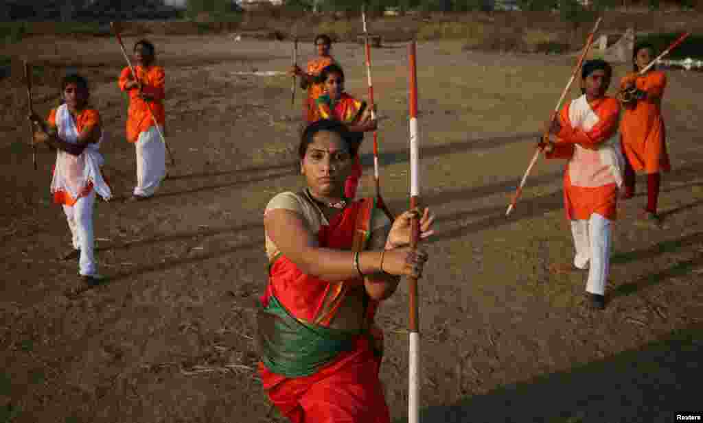 Para perempuan India berlatih Shivkalin Yudha Kala, sejenis seni bela diri, menjelang perayaan Hari Perempuan Internasional di pinggiran Kota Mumbai, India, 7 Maret 2019. (REUTERS/Francis Mascarenhas)