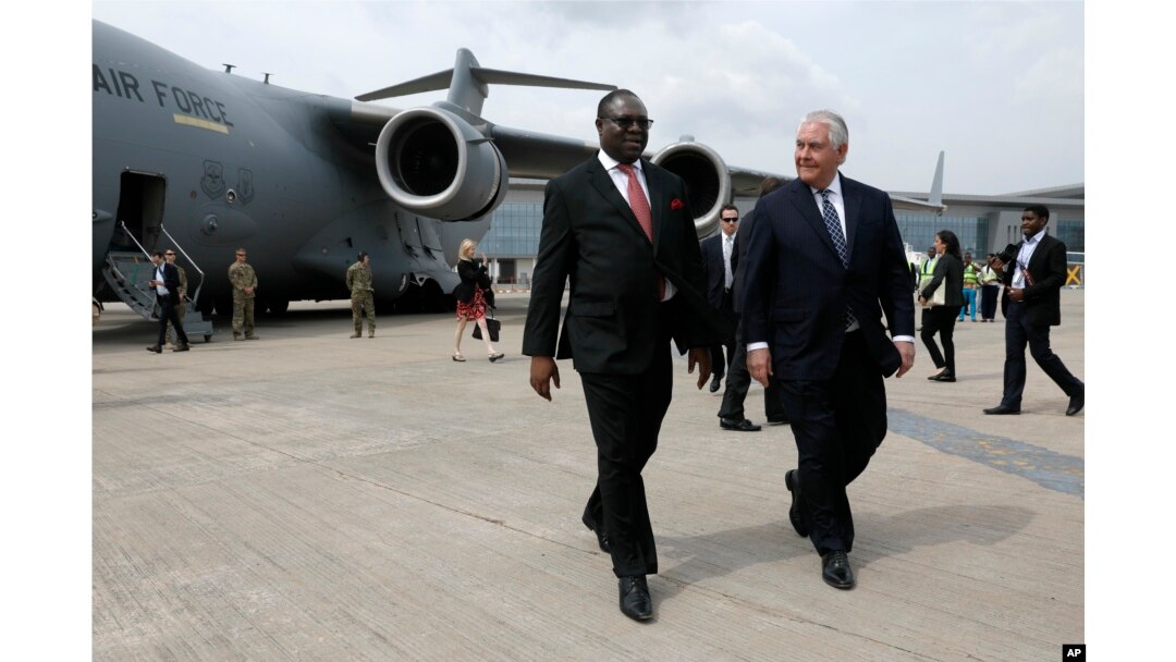 Perwakilan Tetap Kementerian Luar Negeri Nigeria, Olukunle Bamgbose berjalan bersama Menlu AS (yang menjabat saat itu), Rex Tillerson setibanya di Abuja, Nigeria, 12 Maret 2018. (Foto: dok).