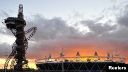 Sân vận động Olympic và Tháp Obit trong Công viên Olympic ở Stratford, nằm về hướng đông thủ đô London