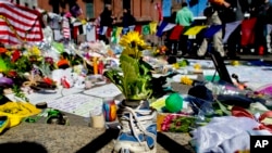 Boston'da bombalı saldırı kurbanlarını anmak için bırakılan eşyalar