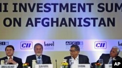 Menlu Afghanistan (kedua dari kiri) dan Menlu India (ketiga dari kiri) berbicara pada KTT Investasi Afghanistan di New Delhi, India yang mengundang perusahaan-perusahaan dari 30 negara lebih (28/6).